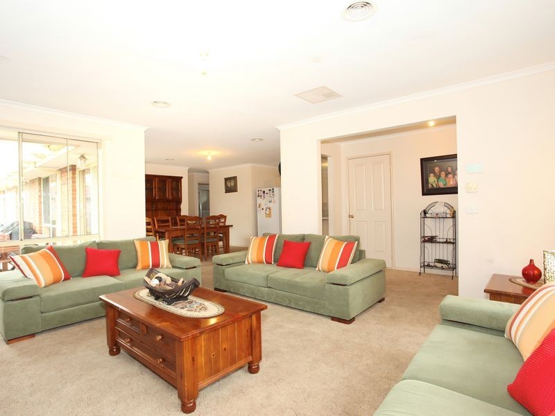 12 Cornwell Crescent, Cranbourne East VIC 3977