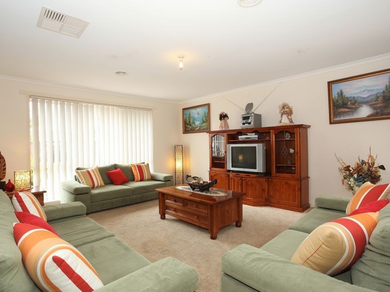 12 Cornwell Crescent, Cranbourne East VIC 3977
