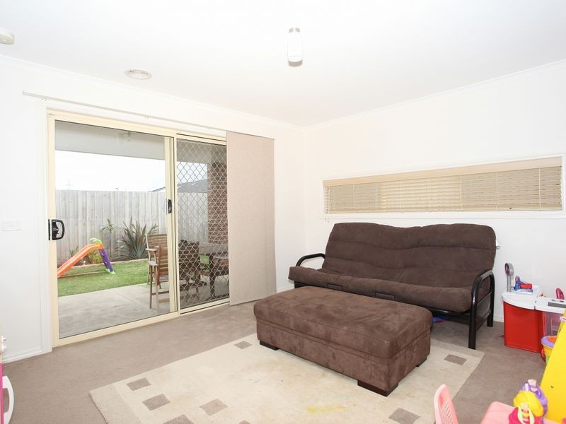 63 Calais Circuit, Cranbourne West VIC 3977