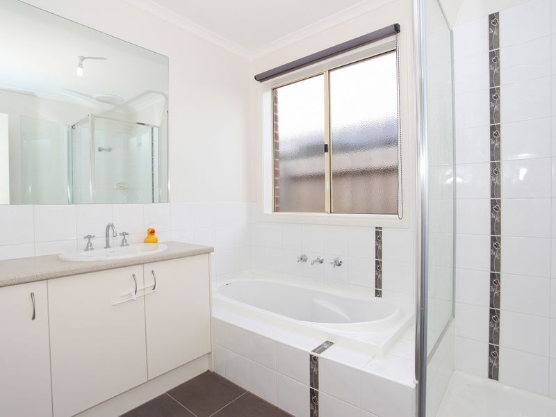 63 Calais Circuit, Cranbourne West VIC 3977