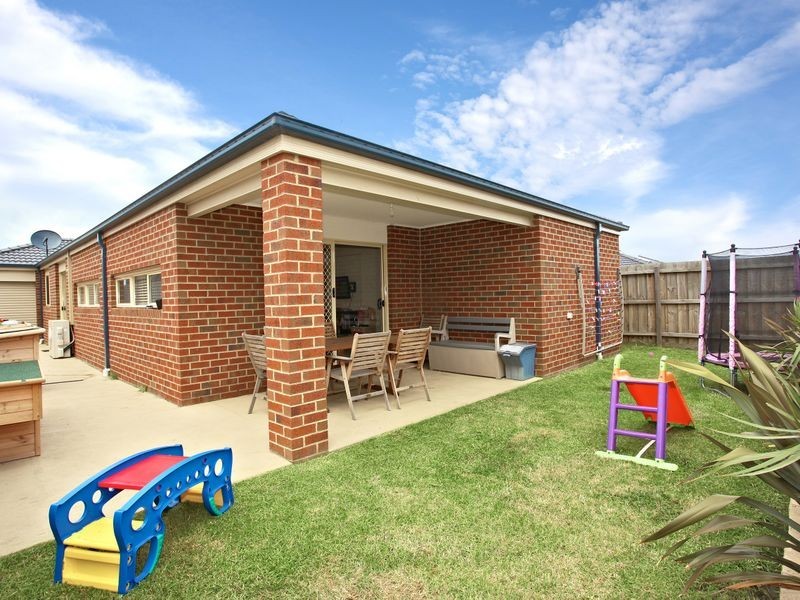 63 Calais Circuit, Cranbourne West VIC 3977