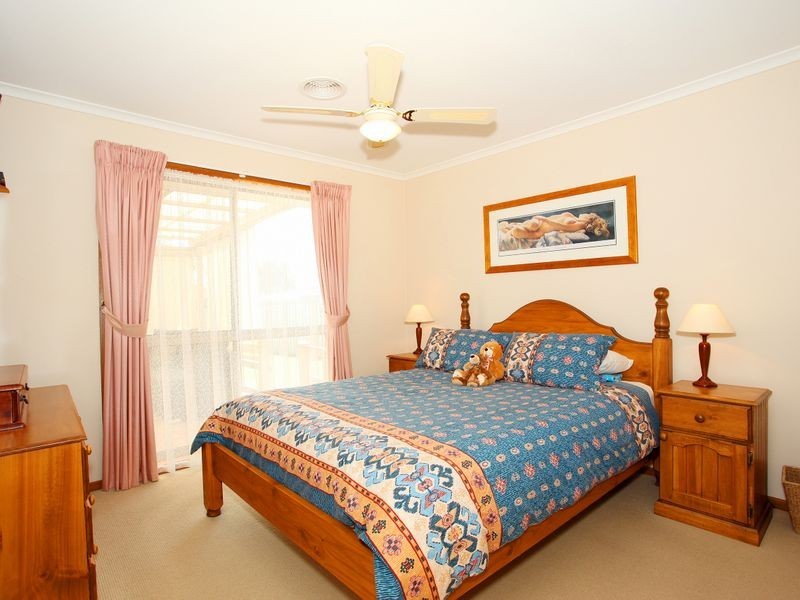 9 Crystal Garden, Cranbourne West VIC 3977