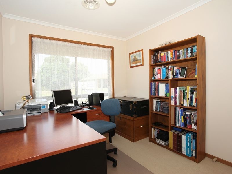 9 Crystal Garden, Cranbourne West VIC 3977