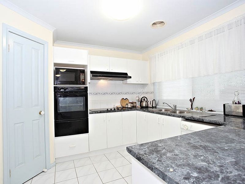 2 Stephellen Way, Cranbourne West VIC 3977