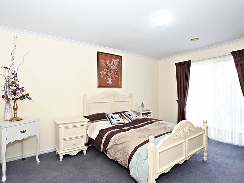 2 Stephellen Way, Cranbourne West VIC 3977