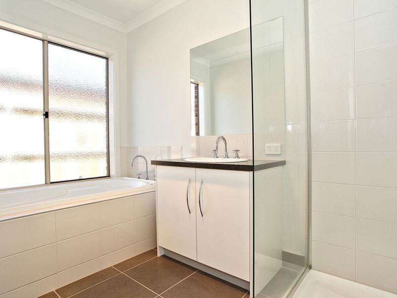 4 Flash Dan Drive, Cranbourne East VIC 3977