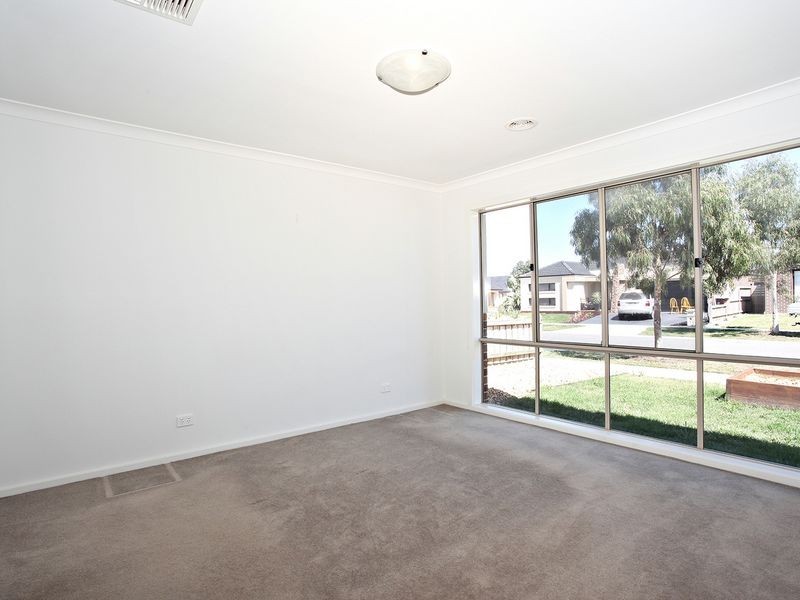 4 Flash Dan Drive, Cranbourne East VIC 3977
