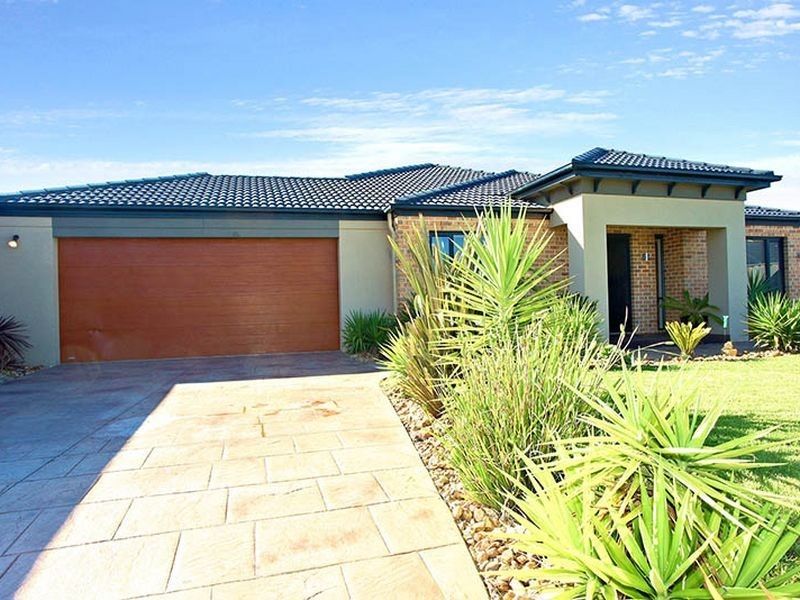 4 Honey Myrtle Way, Cranbourne VIC 3977