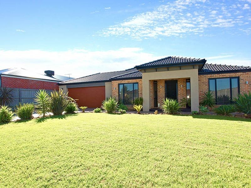 4 Honey Myrtle Way, Cranbourne VIC 3977