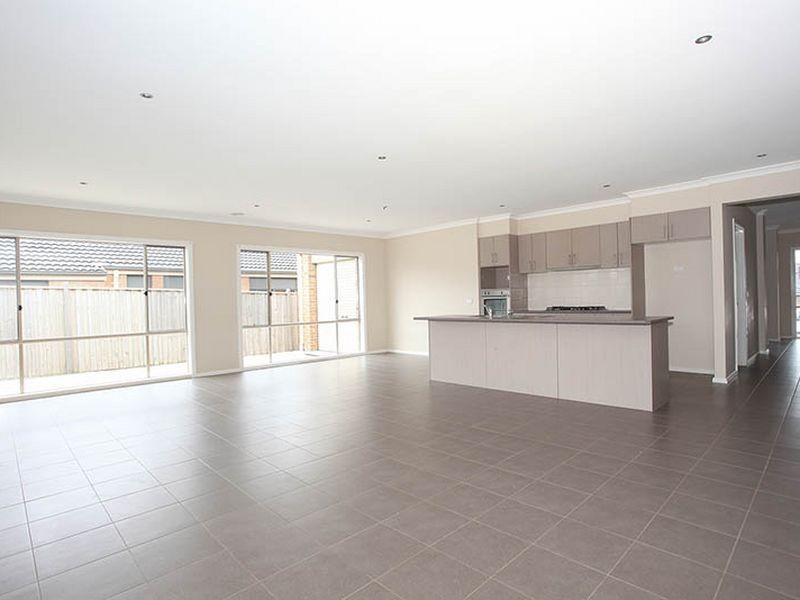 45 Yammerbrook Way, Cranbourne East VIC 3977