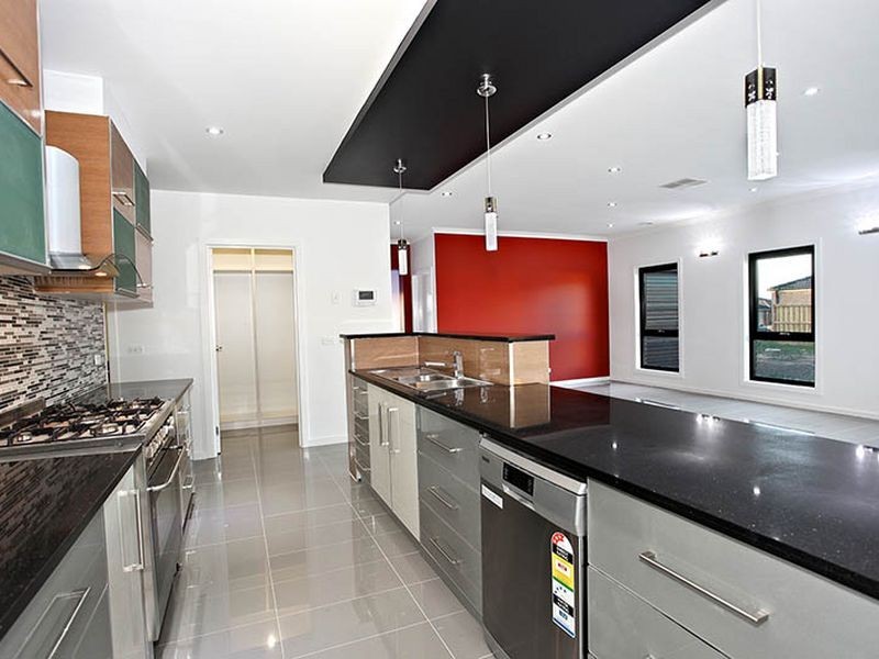 4 Rock Daisy Drive, Cranbourne West VIC 3977