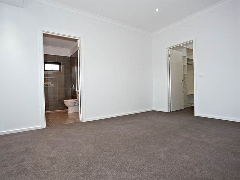 4 Rock Daisy Drive, Cranbourne West VIC 3977