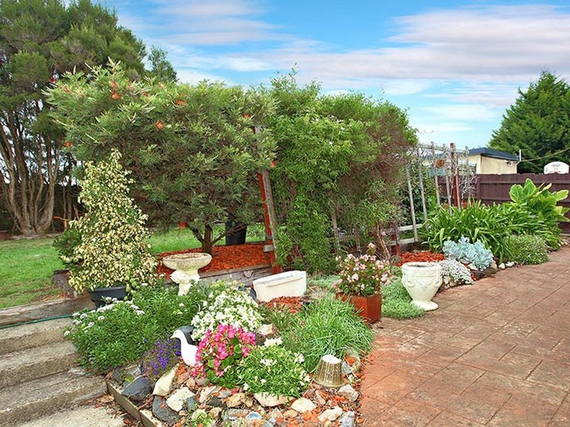 14 Navarre Drive, Cranbourne West VIC 3977