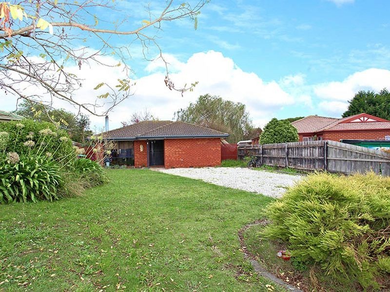 16 Bradley Way, Cranbourne West VIC 3977