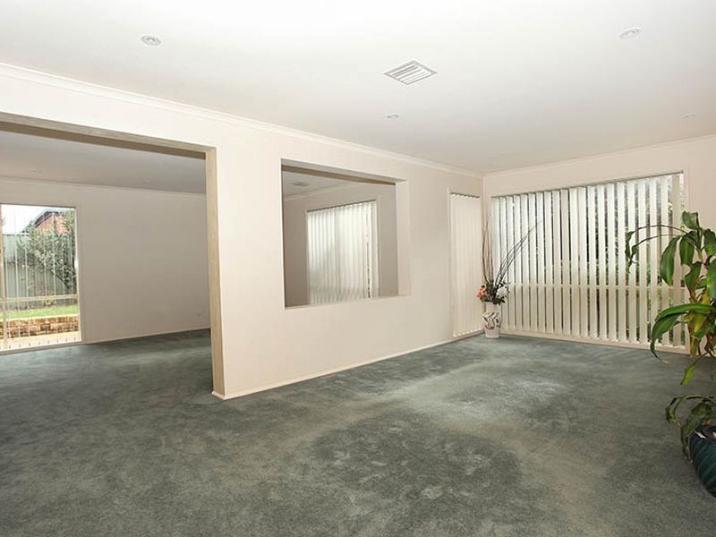 7 Houndsforth Street, Cranbourne East VIC 3977