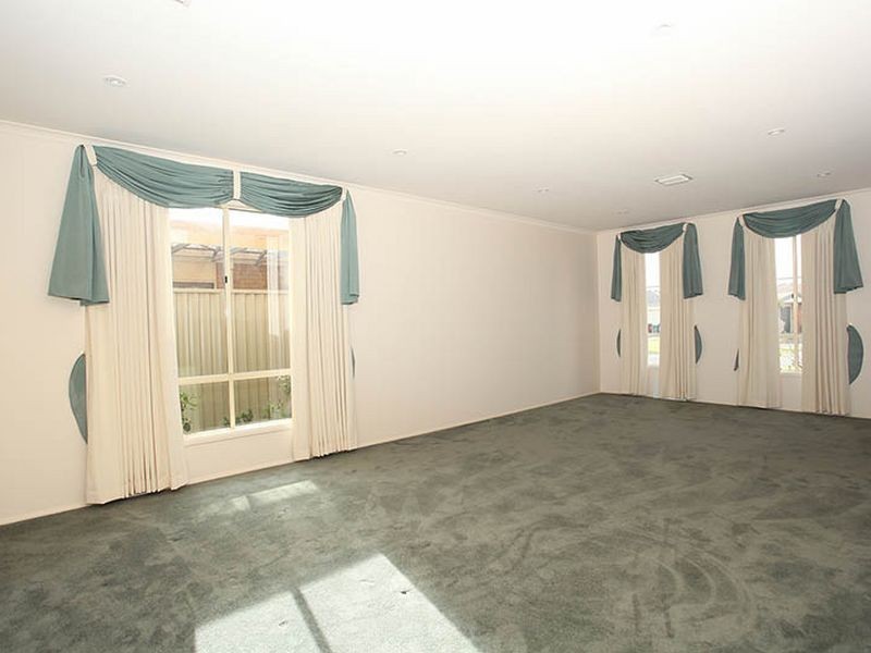 7 Houndsforth Street, Cranbourne East VIC 3977