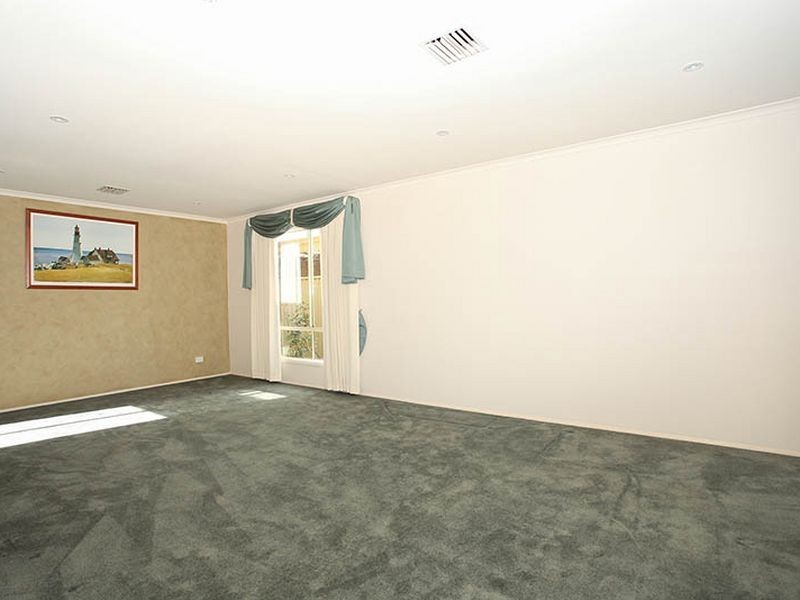 7 Houndsforth Street, Cranbourne East VIC 3977