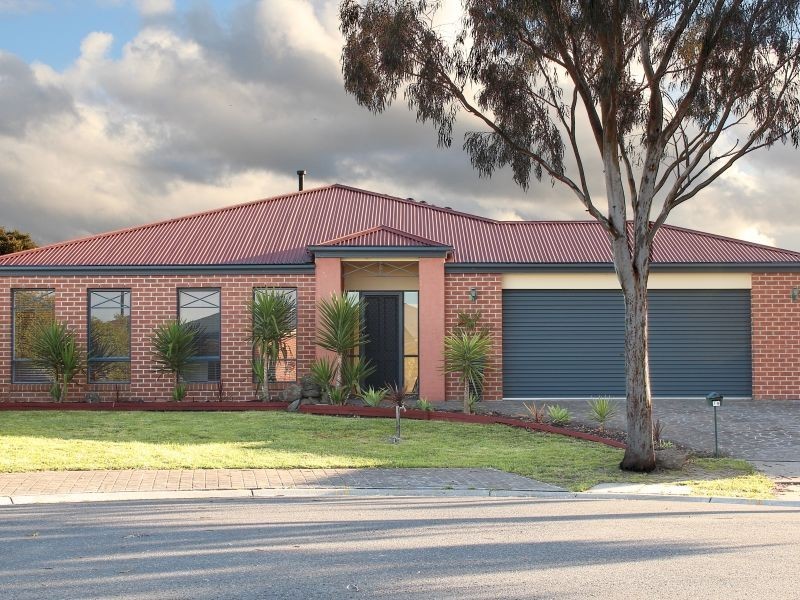 19 Greenock Crescent, Cranbourne VIC 3977