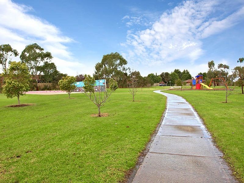 3 Walnut Court, Cranbourne North VIC 3977