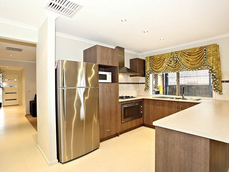 11 Elphin Close, Lynbrook VIC 3975