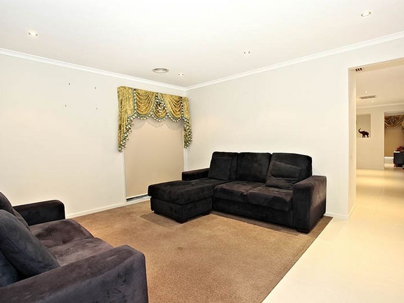 11 Elphin Close, Lynbrook VIC 3975