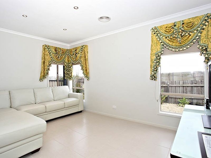 11 Elphin Close, Lynbrook VIC 3975