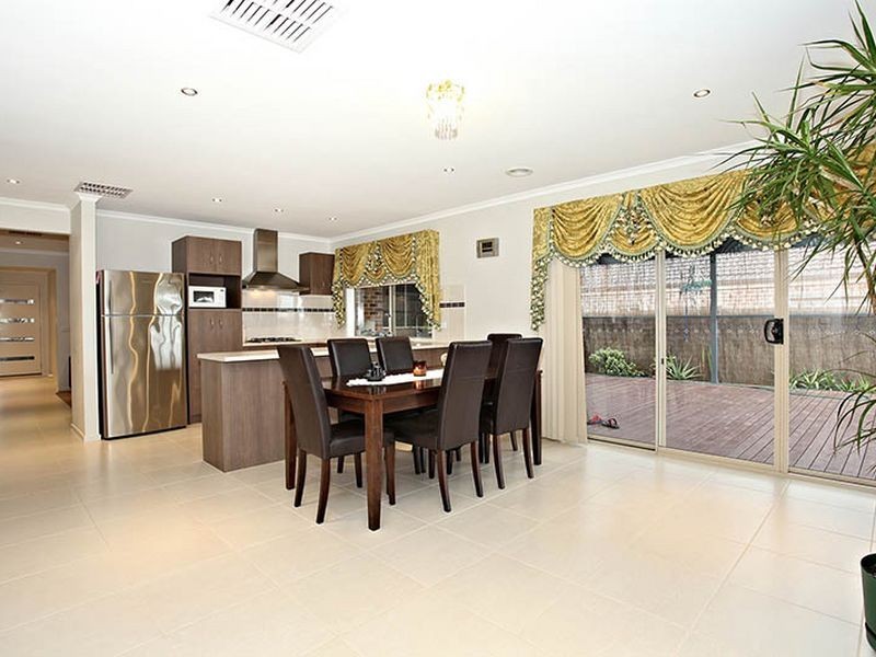 11 Elphin Close, Lynbrook VIC 3975