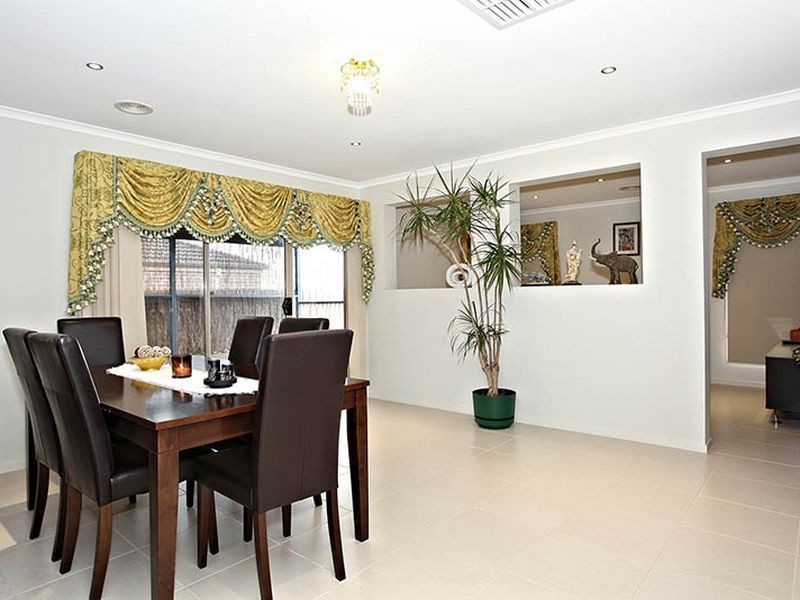 11 Elphin Close, Lynbrook VIC 3975