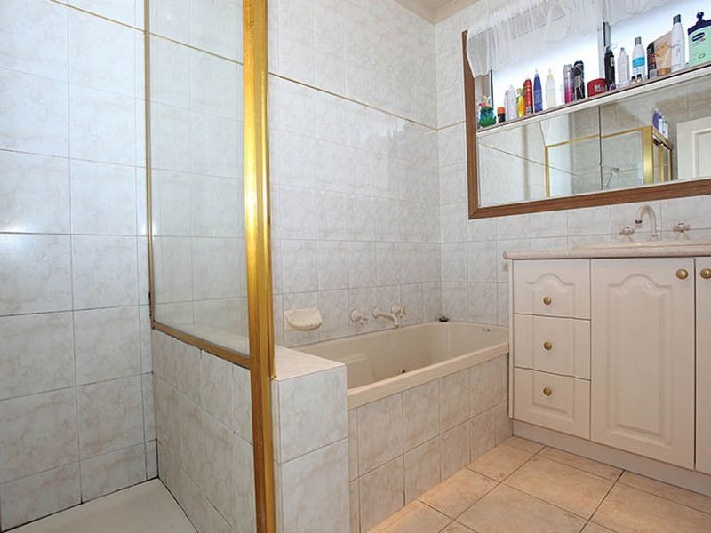 16 Cranbourne Drive, Cranbourne VIC 3977