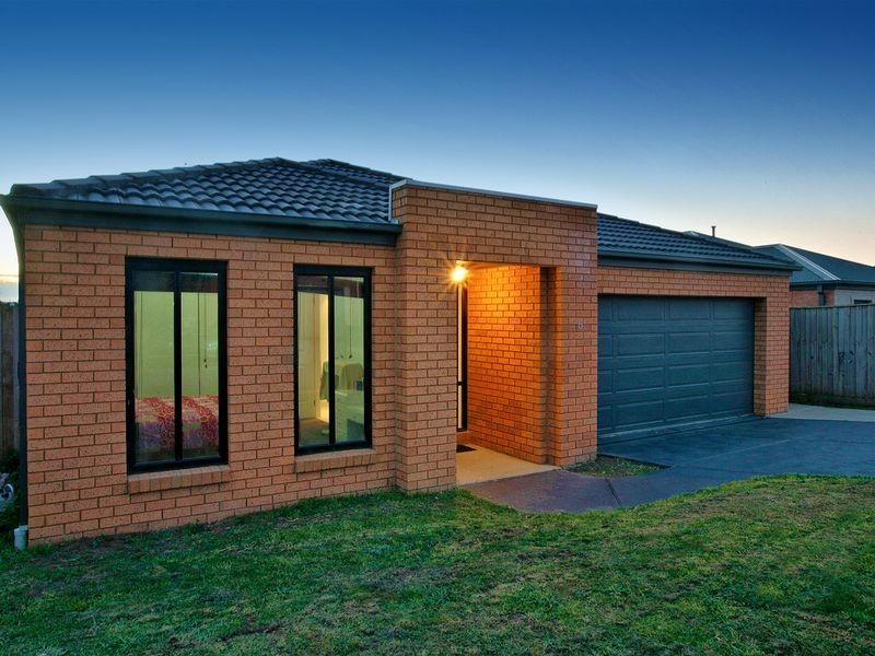 5 Lily Place, Cranbourne VIC 3977