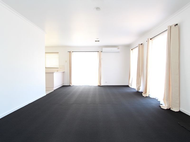 4 Crystal Gardens, Cranbourne West VIC 3977