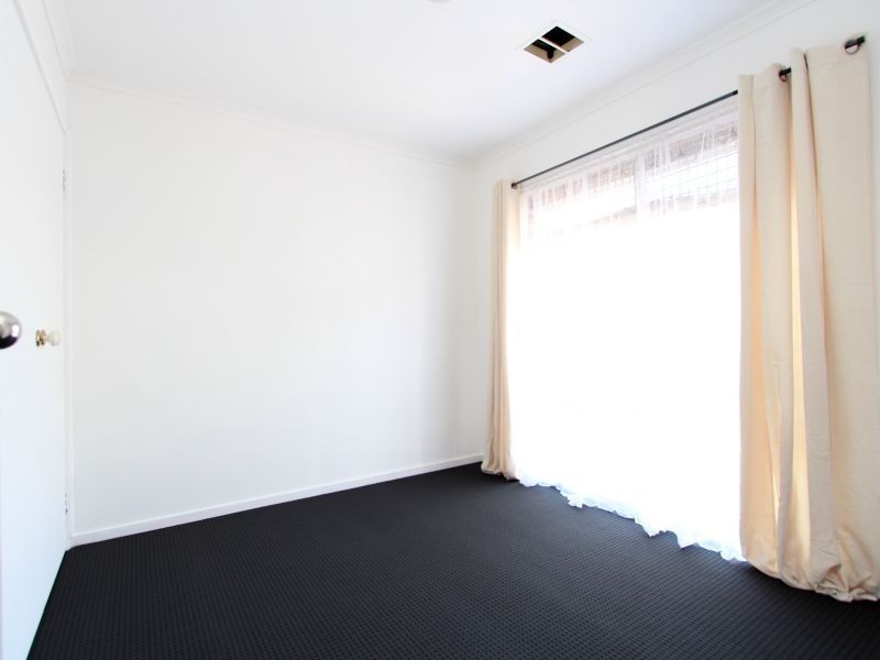 4 Crystal Gardens, Cranbourne West VIC 3977