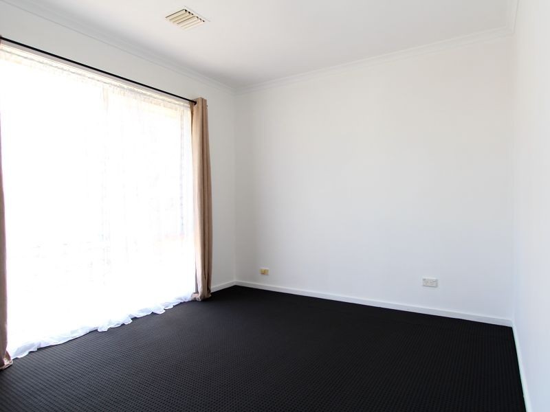 4 Crystal Gardens, Cranbourne West VIC 3977