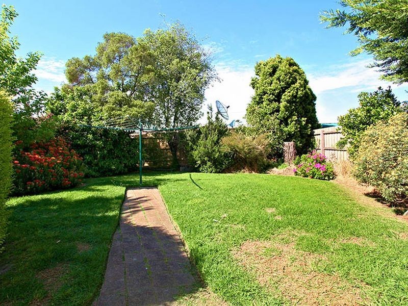 8 Loch Street, Cranbourne VIC 3977