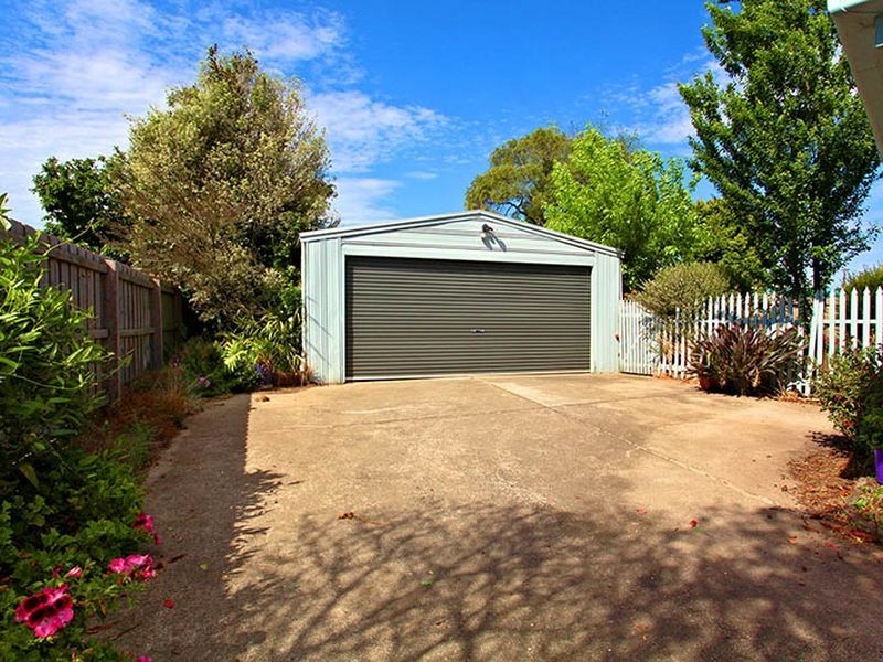 8 Loch Street, Cranbourne VIC 3977