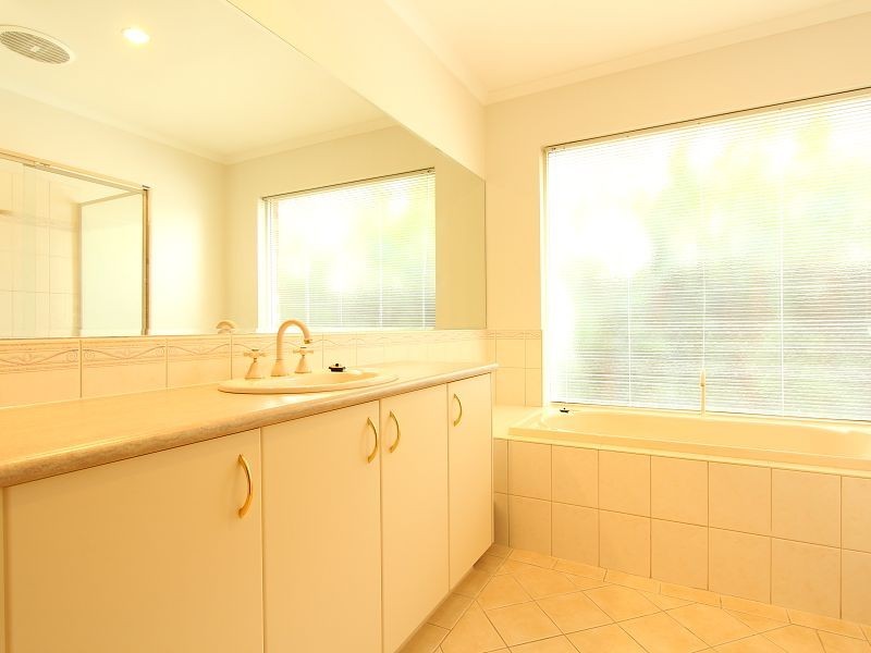 1 Waterside Drive, Cranbourne East VIC 3977