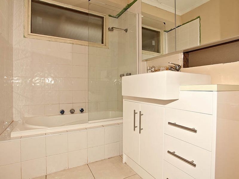 2 Barkly Street, Cranbourne VIC 3977