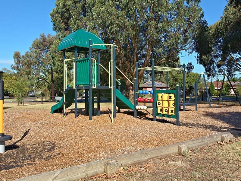 2 Barkly Street, Cranbourne VIC 3977