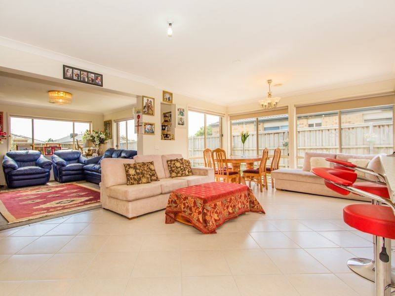 22 Violet Way, Cranbourne VIC 3977