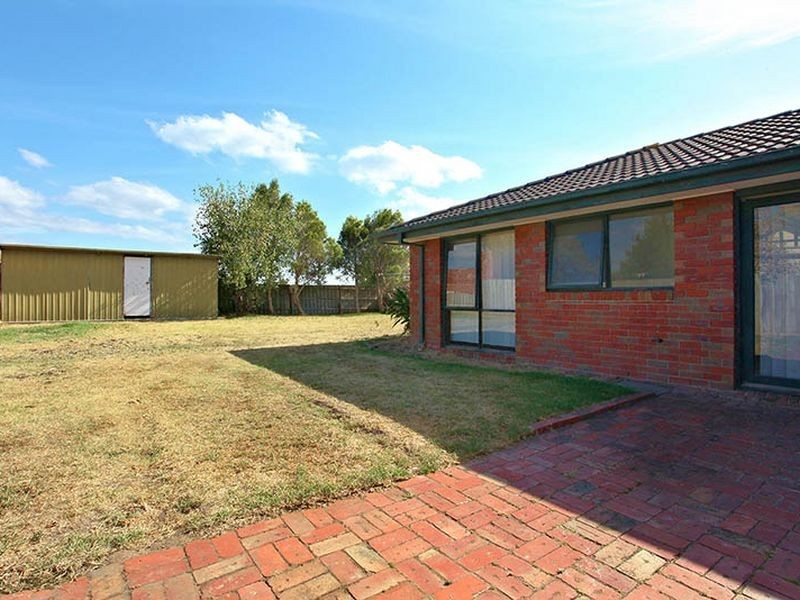 4 Navarre Drive, Cranbourne West VIC 3977