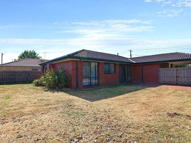 4 Navarre Drive, Cranbourne West VIC 3977