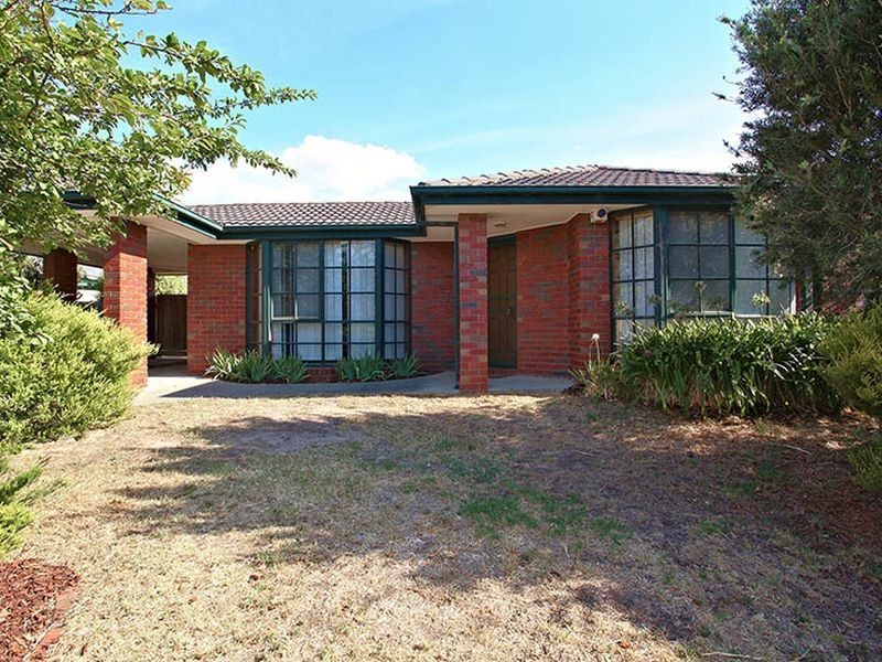 4 Navarre Drive, Cranbourne West VIC 3977