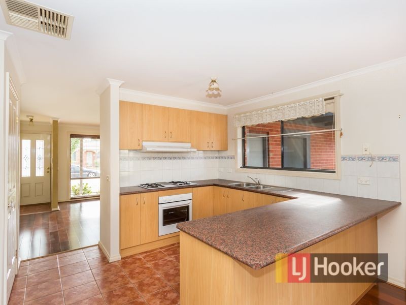 8 Glenaire Crescent, Cranbourne West VIC 3977