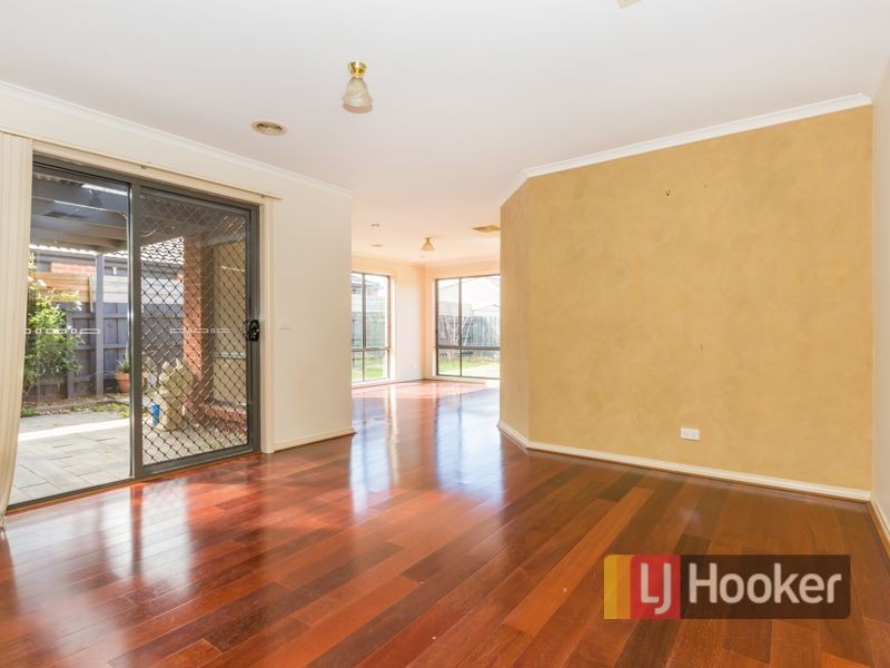 8 Glenaire Crescent, Cranbourne West VIC 3977