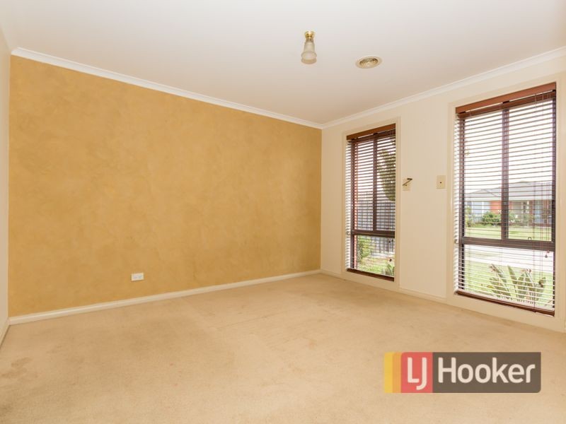 8 Glenaire Crescent, Cranbourne West VIC 3977