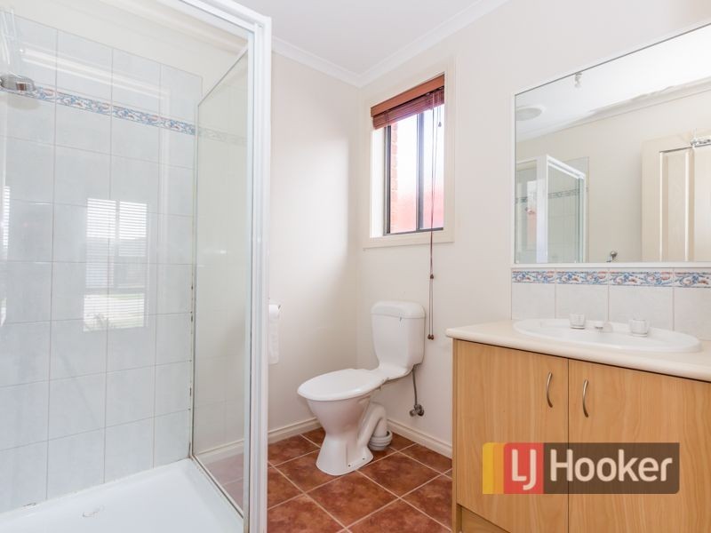 8 Glenaire Crescent, Cranbourne West VIC 3977