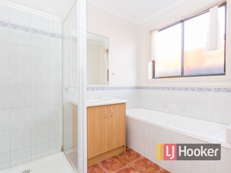 8 Glenaire Crescent, Cranbourne West VIC 3977