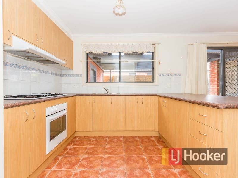 8 Glenaire Crescent, Cranbourne West VIC 3977