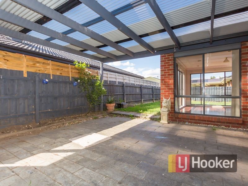 8 Glenaire Crescent, Cranbourne West VIC 3977