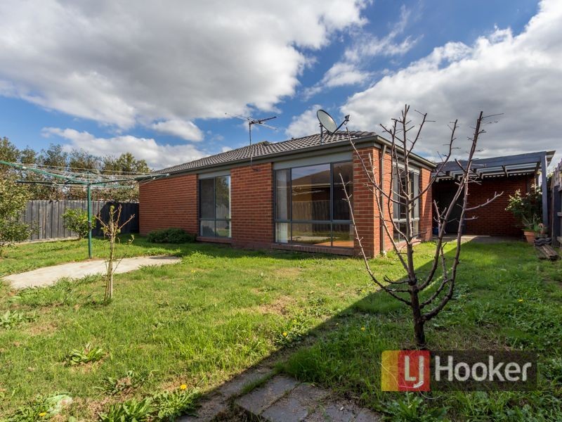 8 Glenaire Crescent, Cranbourne West VIC 3977